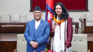 ओलम्पिकमा कास्य पदक जितेकी पलेशालाई सरकारले दिने ६५ लाख हस्तान्तरण गर्दै