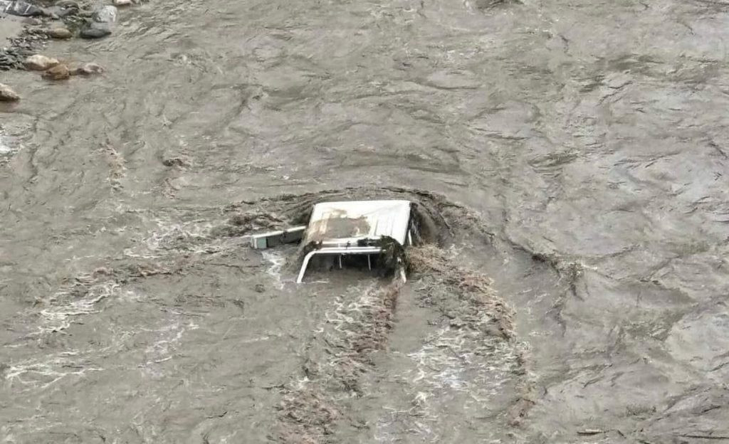 भोटेकोशी नदीमा आज गाडी खस्यो, उद्धार कार्य हुदै