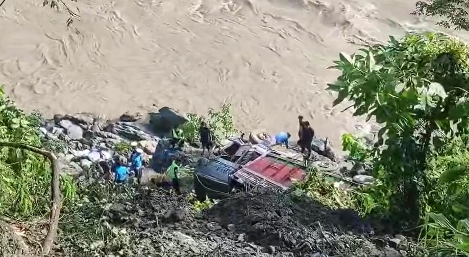 खाने तेल बोकेर आएको ट्रक त्रिशुलीमा खस्यो, चालक र सहचालक बेपत्ता