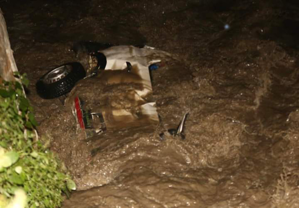 अनामनगरको धोबीखोलामा   ट्याक्सी खसेयो