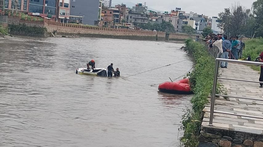 हिजो अनामनगरको धोबीखोलामा खसेर बगाएको ट्याक्सी यूएन पार्कनजिक भेटियो