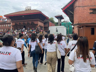  बालेनको फोटो अंकित टिसर्ट लगाएर इन्द्रजात्रा हेर्न वसन्तपुर  पुगेका  युवा युवती प्रहरीको  नियन्त्रणमा