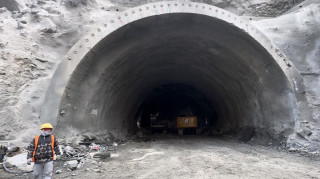 सिद्धार्थ राजमार्गमा निर्माणाधीन सिद्धबाबा सुरुङ मार्ग आधा खन्ने 