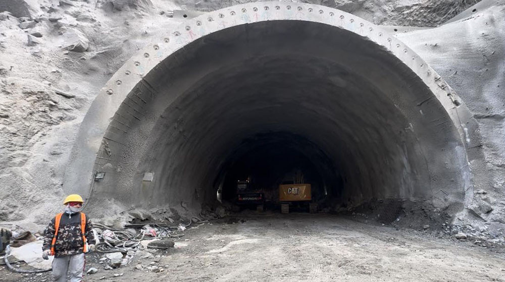 सिद्धार्थ राजमार्गमा निर्माणाधीन सिद्धबाबा सुरुङ मार्ग आधा खन्ने 