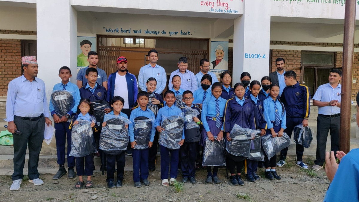 सांग्रिला डेभलपमेन्ट बैंक घ्याम्पेसाल शाखाले दुई विद्यालयलाई झोला वितरण