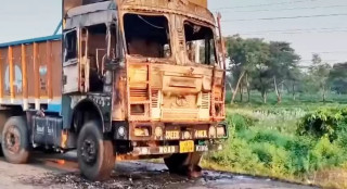 झापामा प्रसाईका समर्थकले  ३ ट्रकमा आगजनी  गरि फरार
