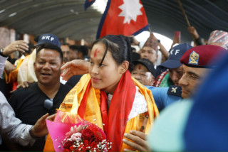  कराते च्याम्पियनसिपमा रजत पदक विजेता एरिका गुरुङ स्वदेश फर्किदै ,  विमानस्थलमा  भव्य स्वागत