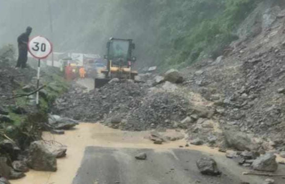 अबिरल बर्षाले अवरुद्व भएको विपी राजमार्ग एकतर्फी सञ्चालन 