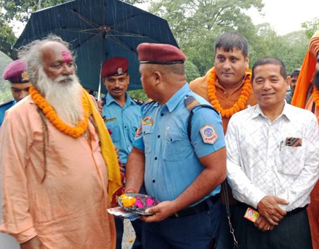 विश्व पर्यटन दिवसको अवसरमा वीरगञ्जमा पर्यटकलाई फुलमालाले स्वागत