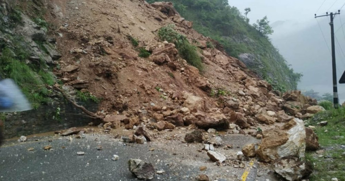 अबिरल बर्षाका कारण काठमाडौँ राजधानी जोडने सबै सडक बन्द