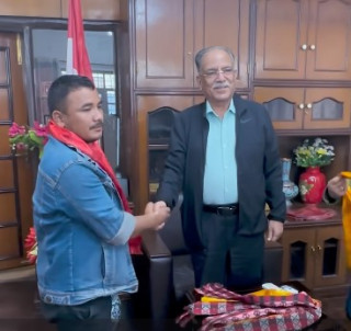 नख्खुखोलाले बगाएका दुई जनाको उद्धार गर्ने तामाङलाई माओवादी केन्द्रका अध्यक्ष दाहालले खुमलटार निवासमा बोलाई सम्मान तथा बधाई 