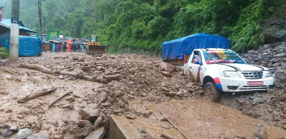 अबिरल बर्षाले क्षति पुराएको सडक आज पनि बन्द