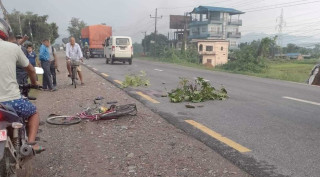 ट्रकको ठक्करबाट साइकल यात्रीको मृत्यु पछि  भन्सार कार्यालयमा ढुंगामुढा हानाहान