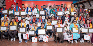 आर्थिक वर्षमा  पठाओले  उत्कृष्ट सेवा प्रदान गर्ने ३९ जनालाई सम्मान ग¥यो 