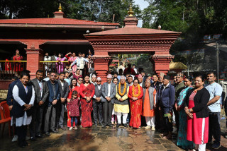 बडादशैंको अवसरमा राष्ट्रपति पौडेल र प्रथम महिला सबिता पौडेलद्वारा दक्षिणकाली मन्दिरमा पूजाअर्चना