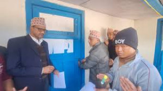 वडाध्यक्ष नौ महिनासम्म पनि कार्यालय नफर्केपछि स्थानीयले वडा कार्यालयमा तालाबन्दी गरे