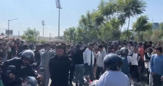 भद्रकालीमा टिकट सकिएसँगै लाइनमा बसेकाहरू नाराबाजीमा उत्रिए