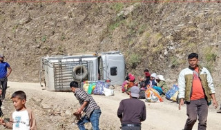 बारेकोटबाट खलङ्गा जादै गरेको जिप दुर्घटना हुदा ३ जना घाइते