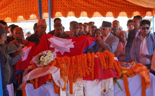 पूर्वसभामुख ढुंगानाको शवमा प्रधानमन्त्री ओलीले राष्ट्रिय झन्डा ओढाए