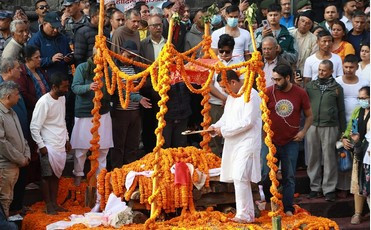 पूर्वसभामुख दमननाथ ढुंगानाको पशुपति आर्यघाटमा अन्त्येष्टि गरिदै , सबै दलका मुख्य नेता सहभागिता