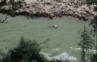 हुग्दीखोला नजिकैबाट त्रिुशलीमा  १२ चक्के ट्रक खस्यो