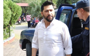  प्रहरीको हिरासतमा रहेका रास्वपाका सभापति लामिछानेलाई चौथो पटक म्याद थपका पोखरा अदालतमा पेस गरिदै