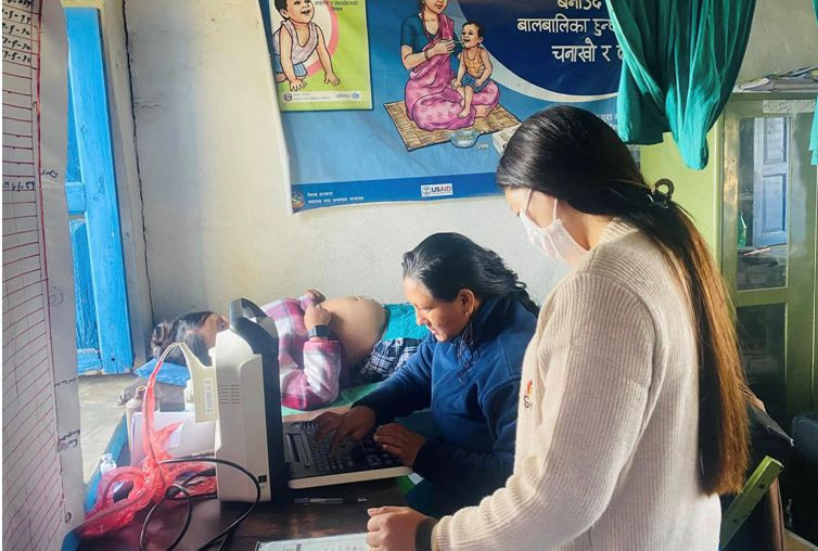 गोरखाको सहिद लखन  गर्भवतीलाई निःशुल्क भिडियो एक्सरे सेवा प्रदान गरिदै