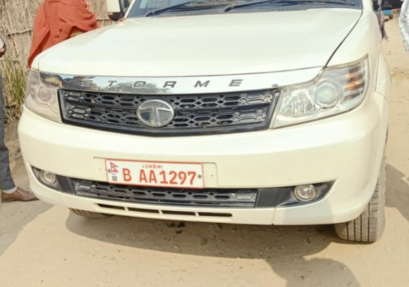 नेकपा एमालेका नेताहरूले सरकारी गाडी प्रयोग गरि उपनिर्वाचनमा मत माग्दै हिडदा स्थानियले गाडी नियन्त्रणमा लिए  
