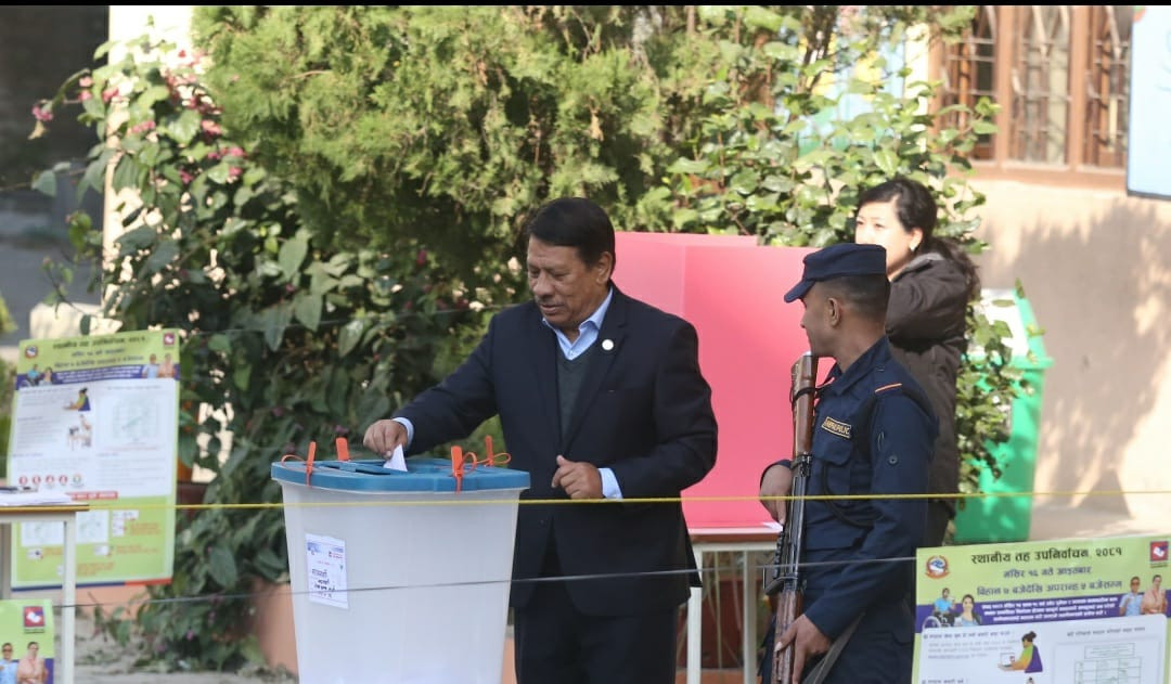 उपप्रधानमन्त्री सिंहले काठमाडौं महानगरपालिका वडा न १६ बाट मतदान गरे