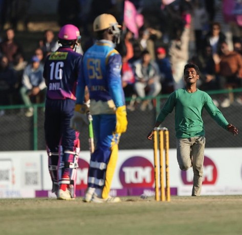 दर्शकहरू बार नै नाघेर मैदान प्रवेश गरे 