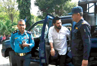 सहकारीको रकम अपचलन गरेको आरोपमा पक्राउ परेका सभापति लामिछानेलाई बयानको लागि चितवन लगियो