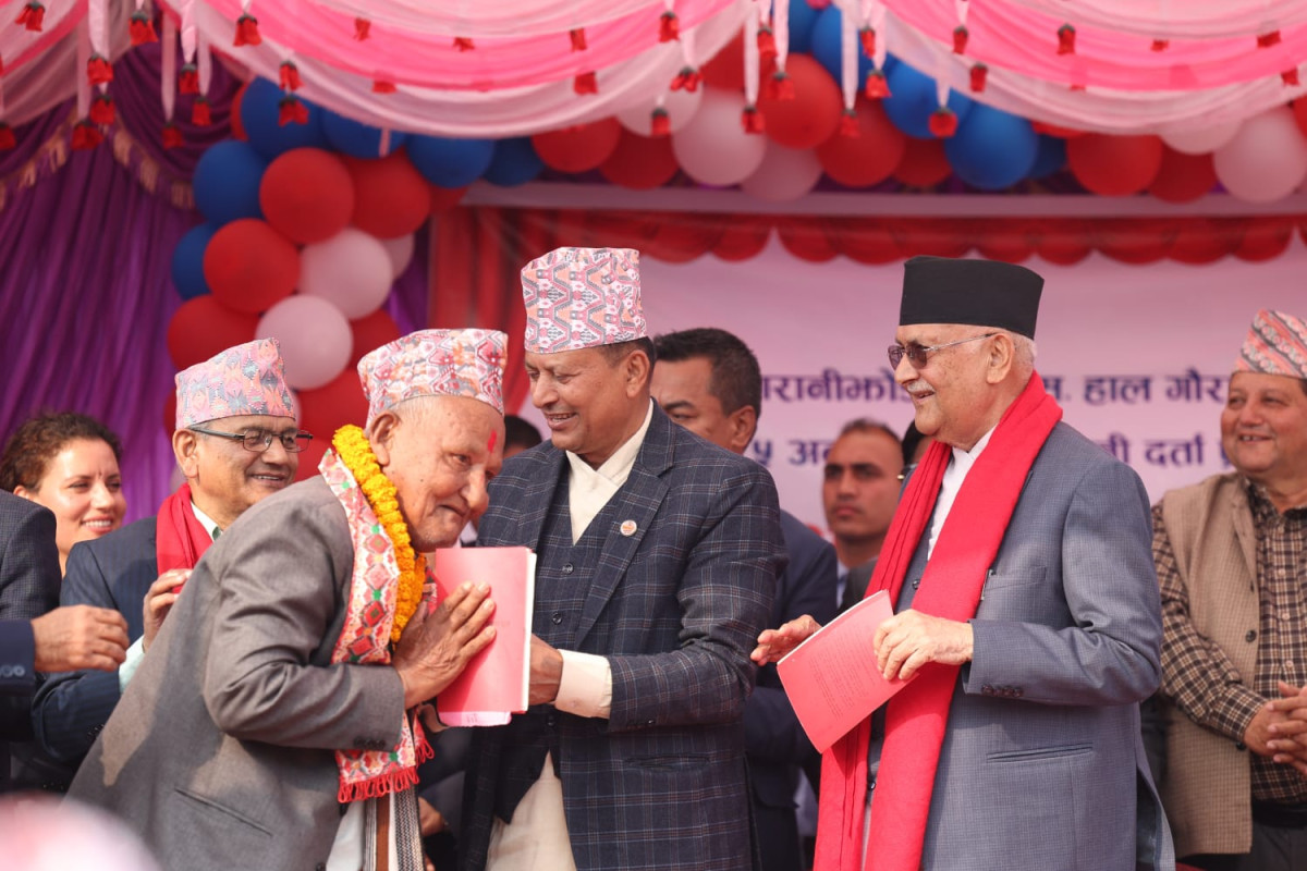  झापामा प्रधानमन्त्री ओलीले जग्गाधनीलाई लालपूर्जा दिए 