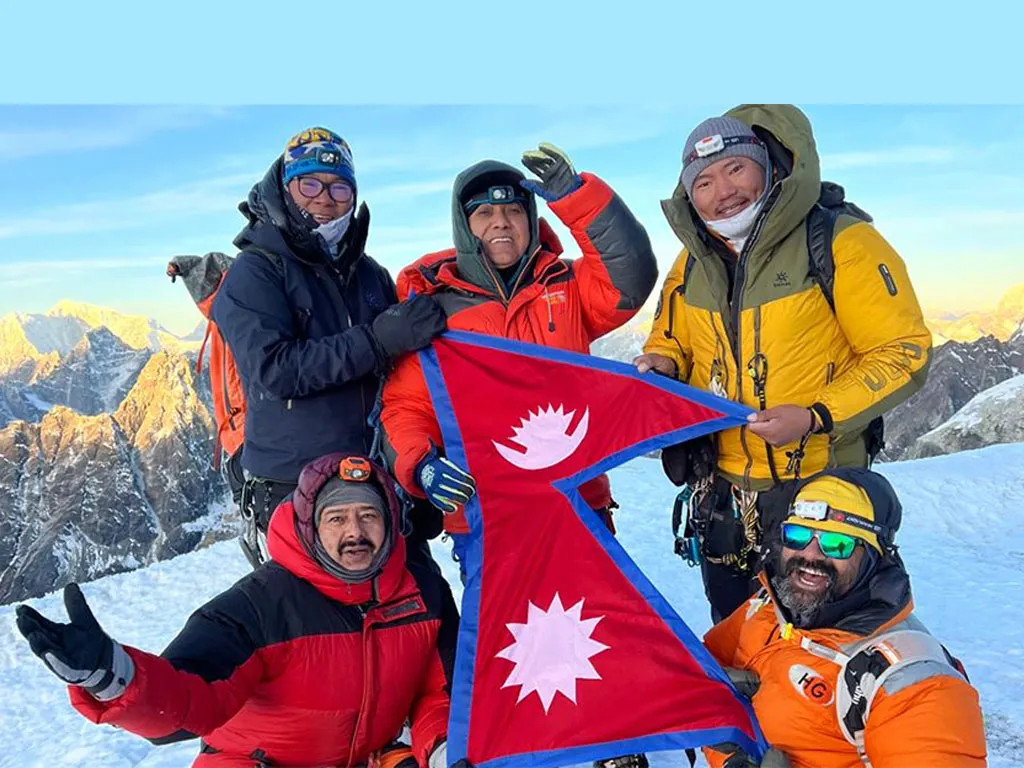 काँग्रेस महामन्त्री शर्माले  ६,१४५ मिटर उचाइको लोबुचे हिमाल चढे