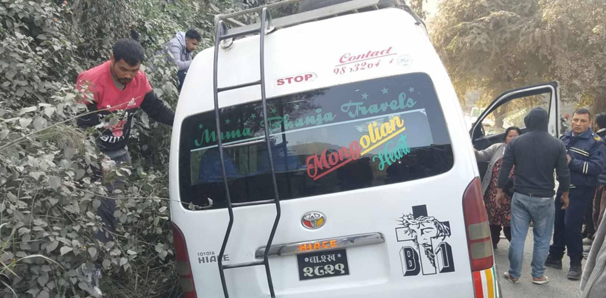 धादिङमा चितवनबाट आएको हाइस दुर्घटना १६ जना घाइते