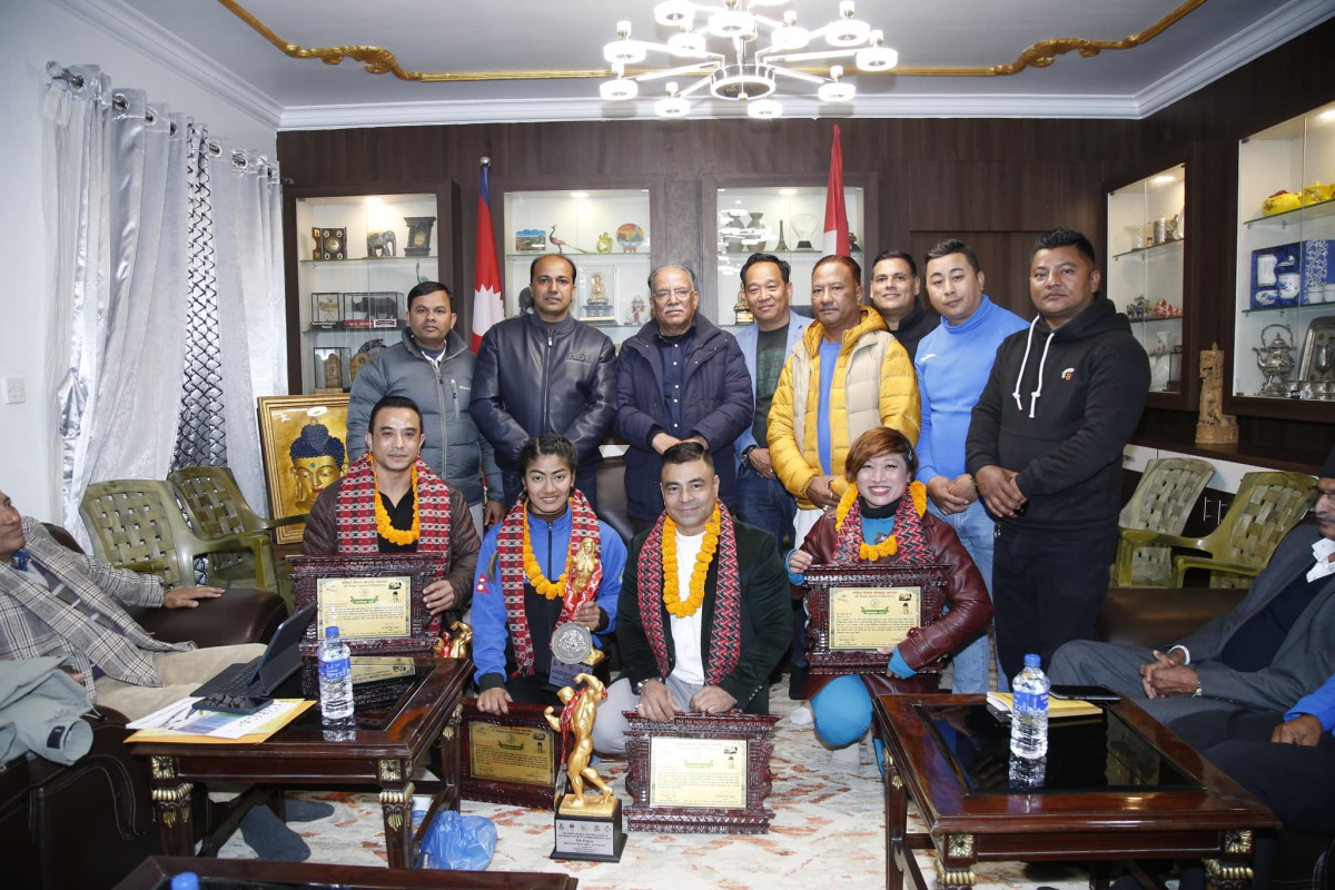पूर्वप्रधानमन्त्री प्रचण्डले "पन्ध्रौं विश्व बडी बिल्डिङ च्याम्पियनसिपमा रजत पदक" प्राप्त गर्ने नेपाली खेलाडीहरुलाई सम्मान