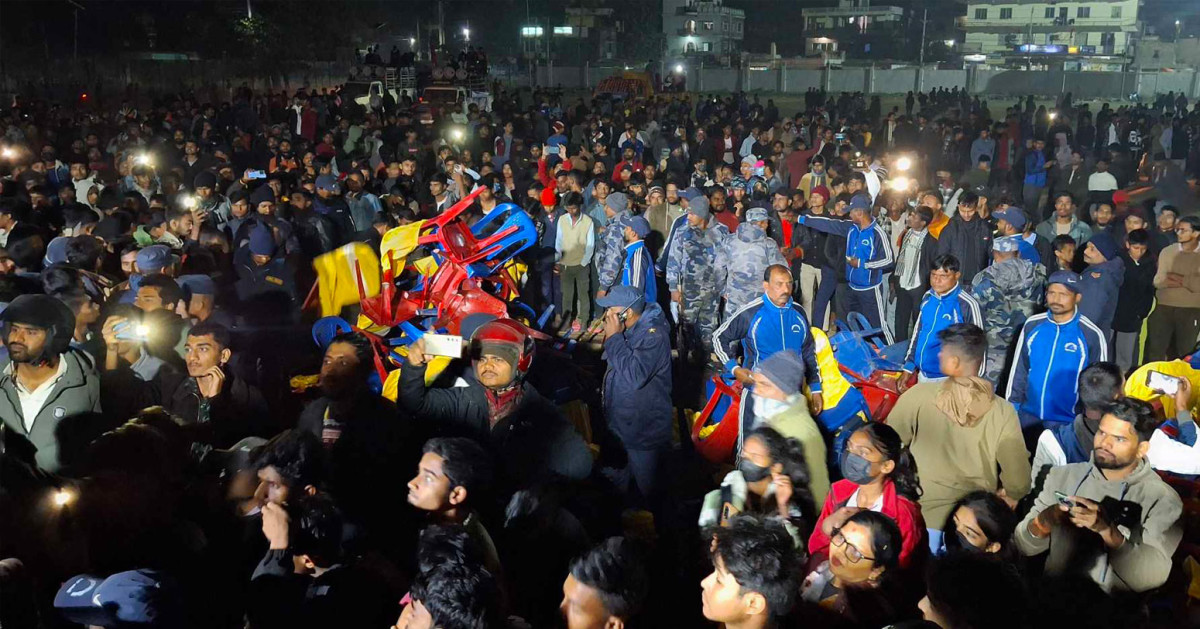 एनपिएल विजेता खेलाडीलाई सम्मान गर्ने कार्यक्रममा राजनीति भाषण धैरे भएको भन्दै दर्शकले कुर्सी तोडफोड गरे 