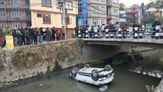  अनामनगर मदन भण्डारी कलेज अगाडी धोबीखोलामा कार खसेयो