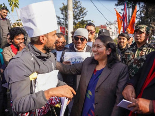 माइतीघरमा ८ दिनदेखि उभिँदै आएका नेत्र चापागाईँ भेटन शिक्षामन्त्री  पुगीन