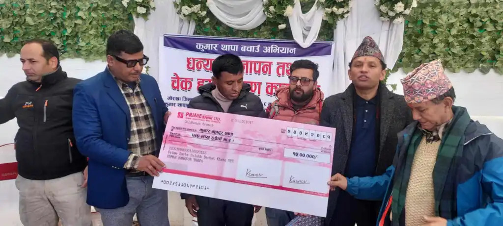 उत्तरकुमार श्रेष्ठको  संयोजकमा मृगौला पीडित  थापालाई उपचारको लागि  १५ लाख रुपैयाँ  हस्तान्तरण 