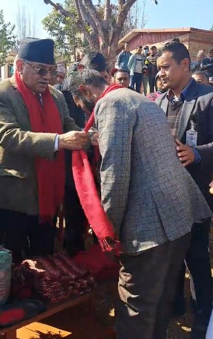 गोरखा नगरपालिकामा नेपाली काग्रेस र एमाले परित्याग गरी ५० जना भन्दा बढी संख्यामा माओवादी केन्द्रमा  प्रवेश