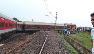 महाराष्ट्रको जलगाउँमा रेल दुर्घटना हुँदा १२ जनाको मृत्यु ,४ जनाको अवस्था गम्भीर