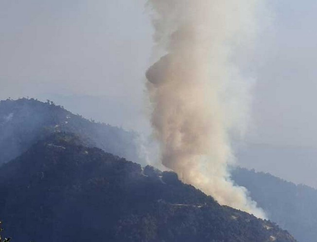 काभ्रेपलाञ्चोकको एक वनमा लागेको आगलागी निभाउन स्थानिया तथा  प्रशासन कार्यालय  उपाय खोज्दै 