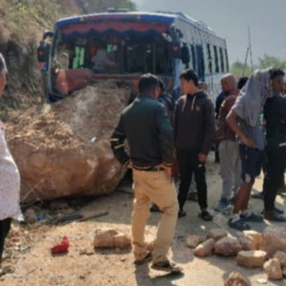 त्रिशुली–काठमाडौं सडकखण्डमा बस दुर्घटना हुदा एक जनाको मृत्यु