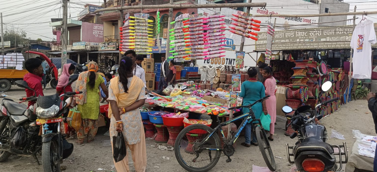 आज तराई होलीमा विभिन्न रङ, अबिर ,बेलुन, पिचकारी किन्नेको भिड