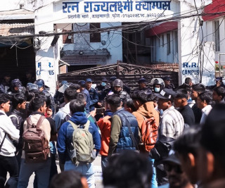 आर आर क्यामपसमा एक संगठनले मध्ये राती तालाबन्दी  अर्काे संगठनले गेटमा प्रदर्शन