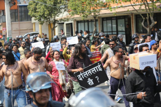 बानेश्वरमा दलितका लागि दलित अभियानमा निषेधत क्षेत्र तोडेर संसद भवन पस्ने प्रयास 