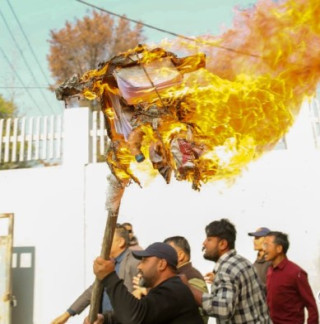 विद्युत् प्राधिकरणका निर्देशक घिसिङलाई हटाएको बिरोधमा काठमाडौँमा मन्त्रीको  पुत्ला सहित प्रदर्शन