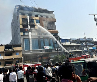 इटहरीको सेन्ट्रल प्लाजामा बिहान १० बजे देखि लागेको आगो साझा ४ बजे नियन्त्रणमा 