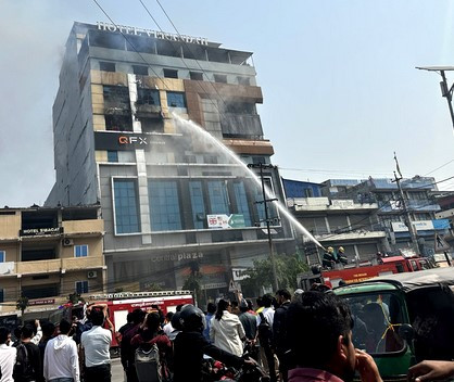 इटहरीको सेन्ट्रल प्लाजामा बिहान १० बजे देखि लागेको आगो साझा ४ बजे नियन्त्रणमा 