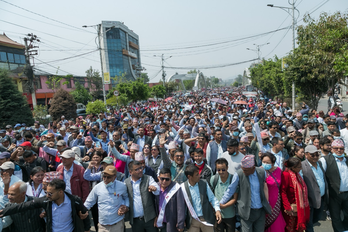 शिक्षकहरुको आन्दोलन निरन्तर,आज कालो मास्क लगाएर मौन जुलुस निकाल्दै